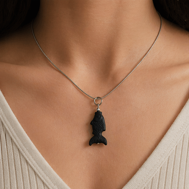 Colgante pez de lava volcánica prensada | Doble cara | Collar minimalista negro | Joyería artesanal original