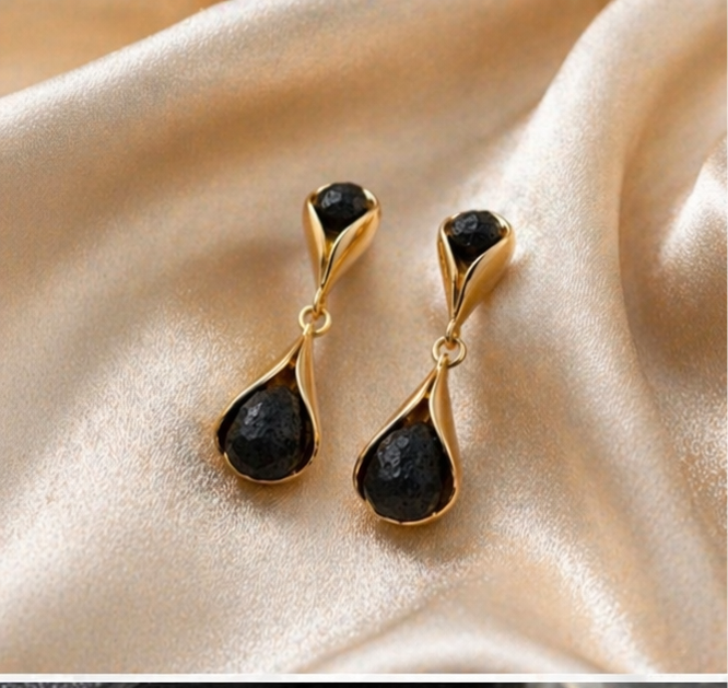 Pendientes de plata con lava volcánica bañados en dorado | Elegantes pendientes colgantes artesanales | Joyería minimalista y moderna