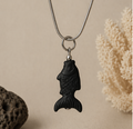 Colgante pez de lava volcánica prensada | Doble cara | Collar minimalista negro | Joyería artesanal original