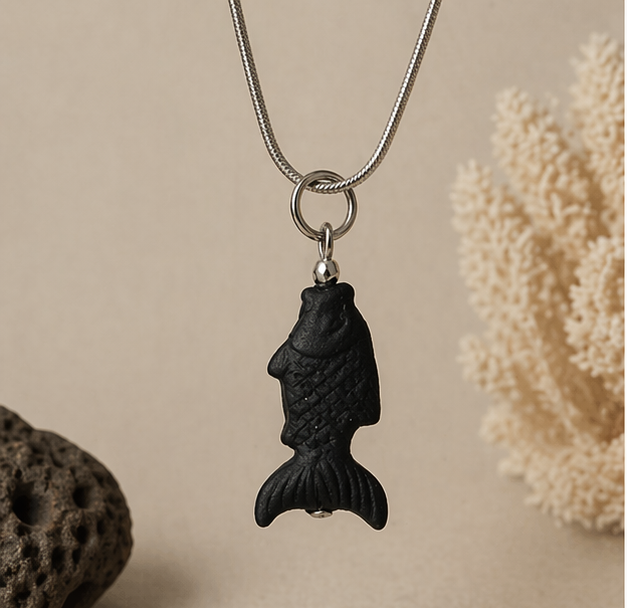Colgante pez de lava volcánica prensada | Doble cara | Collar minimalista negro | Joyería artesanal original