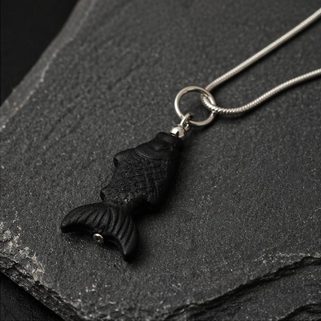Colgante pez de lava volcánica prensada | Doble cara | Collar minimalista negro | Joyería artesanal original